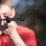 Χειροπέδες σε 36χρονο – Έβαζε τον γιο του να παίζει με όπλα