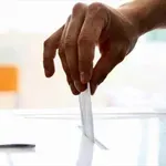 Metron Analysis: Πολίτες σε “μαύρο φόντο” λυγίζουν από την ακρίβεια – Δεν “βλέπουν” φως