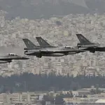 Mαχητικά αεροσκάφη πέταξαν πάνω από την Αθήνα