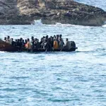 Μετανάστες από την Κρήτη μεταφέρονται στο Βόρειο Αιγαίο – Τι απαντά το υπουργείο