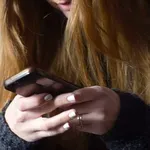 Το κινητό τηλέφωνο γερνάει τον λαιμό