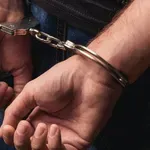 Θεσσαλονίκη: Χειροπέδες σε 49χρονο που φέρεται να φωτογράφιζε 14χρονη σε λεωφορείο