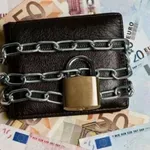 Νέο “φρένο” στις κατασχέσεις λογαριασμών για χρέη στην Εφορία – Ποιους αφορά