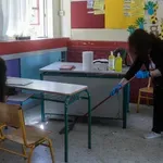 Δήμος απέλυσε σχολική καθαρίστρια 5 μέρες πριν λήξει η σύμβασή της