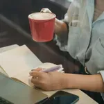 Γιατί πολλοί πηγαίνουν στο γραφείο για ένα καφέ και μετά φεύγουν;