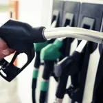 Καύσιμα: Στα 2,19 ευρώ η βενζίνη, στα 2,21 το πετρέλαιο