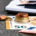 Αυξάνεται το ακατάσχετο όριο στους τραπεζικούς λογαριασμούς στα 1.600 ευρώ