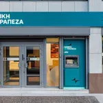 ΕΚΠΟΙΖΩ κατά Εθνικής Τράπεζας: Καταγγέλλει νέες χρεώσεις στις χρεωστικές κάρτες DUAL Mastercard