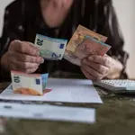 Συντάξεις χηρείας: Τέλος Αυγούστου οι αυξημένες καταβολές
