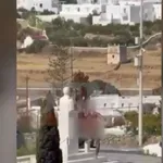 Μύκονος: Εκατομμυριούχος influencer ασέλγησε στην προτομή του Καραμανλή