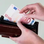 Σενάριο για κατώτατο μισθό 1.000 ευρώ σε ιδιωτικό & δημόσιο τομέα αρχές του 2027