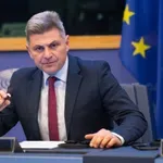 Νίκος Φαραντούρης: Τι απαντά για την απόσπαση της συζύγου του στις Βρυξέλλες