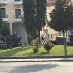 Τροχαίο στην Τρίπολη: Αυτοκίνητο έπεσε πάνω στο μνημείο των Απαγχονισθέντων