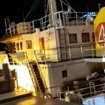 Χαλκίδα: Πλοίο πάει να «στουκάρει» στην Παλαιά Γέφυρα- Στρίβει τελευταία στιγμή