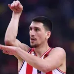 Κιτρινόμαυρο κοστούμι “ράβει” ο Λαρεντζάκης