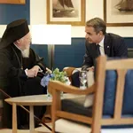 “Παζάρια” Μητσοτάκη – Βαρθολομαίου για τα… στεφανώματα