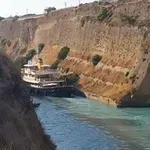 Σούπερ γιοτ «βρίσκει» στα τοιχώματά του Ισθμού της Κορίνθου (βίντεο)