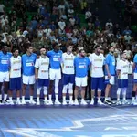 Συγκίνηση στο Ελλάδα-Κύπρος: Αγκαλιασμένοι οι παίκτες των δύο ομάδων στον Εθνικό Ύμνο