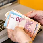 Επίσημη ανακοίνωση ΕΦΚΑ: Ποιοι πληρώνονται πρώτοι στα ΑΤΜ τις συντάξεις Οκτωβρίου