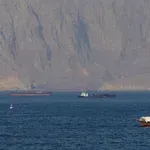 Πετρελαιοφόρο αναφέρει εκρήξεις στο στενό του Ορμούζ