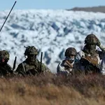 «Μάχη» για τη Γροιλανδία: Η Δανία στέλνει στρατιώτες – Μυστικές συνομιλίες με τις ΗΠΑ