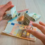 Νέες κυβερνητικές διευκρινίσεις: Τι ισχύει για επίδομα ανεργίας, κατώτατο μισθό Δημοσίου, συντάξεις