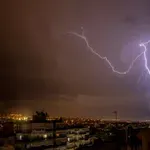 Ηλιούπολη: Στη ΜΕΘ διευθύντρια Γυμνασίου μετά από ανακοπή – Τι συνέβη με τον κεραυνό