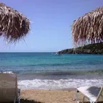 Σοκ στη Βουλιαγμένη: Νεκρός 82χρονος – Τον έδειραν μέχρι θανάτου για μια ξαπλώστρα