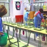 Καταγγελία: Σχολικές καθαρίστριες στέλνονται έως και 50 χλμ. μακριά – Στα «κάγκελα» οι εργαζόμενοι