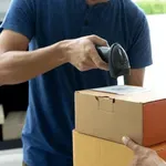 Παραμένουν τα μετρητά στις παραδόσεις μέσω courier – Αποσύρεται η επίμαχη διάταξη