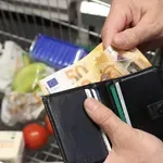 Ακρίβεια: 7 στους 10 Έλληνες δυσκολεύονται να βγάλουν τον μήνα – Τι κόβουν