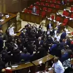 Αρμενία: Άγριο ξύλο μέσα στο Κοινοβούλιο – Πιάστηκαν στα χέρια οι βουλευτές (βίντεο)