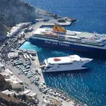 Σαντορίνη: «Καμπανάκι» από τον Δήμο για τα δρομολόγια της Blue Star Ferries