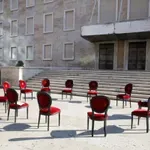 Αλβανία: Μπήκαν καρέκλες “διαλόγου” έξω από το γραφείο Ράμα