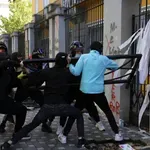 Χάος στην Αλβανία: Φοιτητές έβαλαν φωτιά στο υπουργείο Παιδείας – Σοβαρά επεισόδια