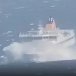 Τήνος: Το Blue Star Paros “παλεύει” με τα κύματα – Εντυπωσιακές εικόνες