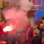 Αλβανία: Χάος στο Κοινοβούλιο – Βουλευτές άναψαν καπνογόνα & φωτοβολίδες