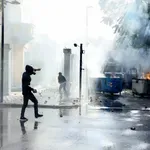 Αλβανία: Επεισόδια στα Τίρανα με φωτιές και δακρυγόνα έξω από το Υπ. Παιδείας