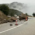 Φθιώτιδα: Τεράστιοι βράχοι έκλεισαν το δρόμο Διλόφου – Περιβολίου