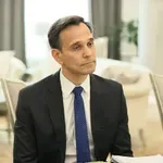 Ποιος είναι ο Τζόσουα Χακ που αντικαθιστά την Κίμπερλι