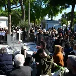 Μαζωνάκης: Κοσμοσυρροή στο μνημόσυνο – Οι καλλιτέχνες που τον τίμησαν
