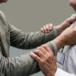 «Πεδίο μάχης» σε δημαρχείο: Μπούκαρε επιχειρηματίας -Απειλές & ζημιές -Τι λέει η εταιρεία του