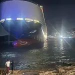 Σαλαμίνα: Προσάραξε πλοίο μεταφοράς οχημάτων