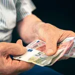 Καταγγελία συνταξιούχων: Ο ΕΦΚΑ καθυστερεί πληρωμές τελεσίδικων δικαστικών αποφάσεων