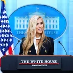 Λευκός Οίκος: Ο Τραμπ έδειξε την έξοδο & στη νέα εκπρόσωπο Τύπου
