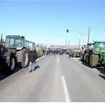 Στην άκρη τα τρακτέρ των παραγωγών της Β. Ελλάδας σε αναμονή για το ραντεβού με τον πρωθυπουργό