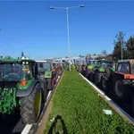 Μήνυση κατ’ αγνώστων για φθορές σε τρακτέρ αγροτών στο μπλόκο της Νίκαιας