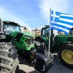 Παραμένουν οι αγρότες στο μπλόκο του Ε65, με ανοιχτό τον δρόμο