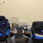 Αστυνομικές επιχειρήσεις σε οικισμούς σε Ίλιον, Ασπρόπυργο, Αχαρνές και Ελευσίνα - Κατασχέθηκαν ναρκωτικά και όπλα