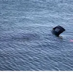 Ι.Χ. έπεσε στη θάλασσα στην Πύλη Ε1 του λιμένα Πειραιά – Σώα η οδηγός